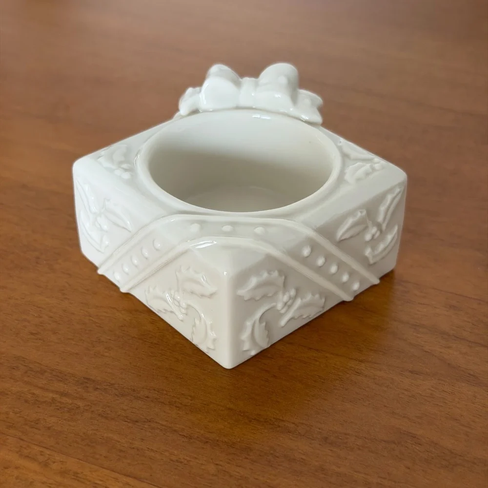 Lenox Yuletide Glowlights Tea Candle Holder-Ivory Porcelian Gift Box With Bow 🎀